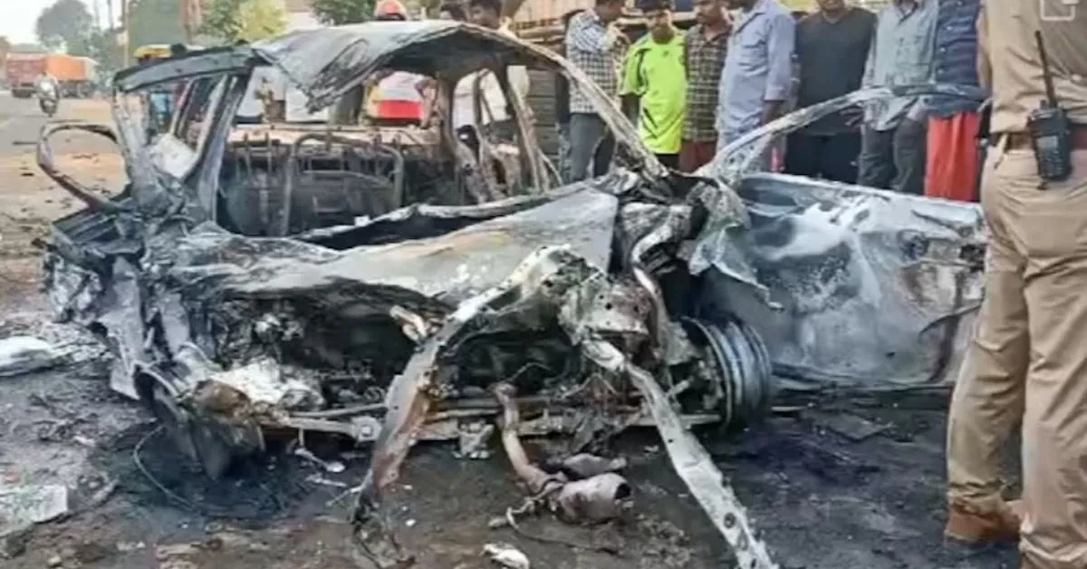 “अयोध्या से दर्शन कर लौट रहे थे घर, प्रतापगढ़ में डंपर से भिड़ंत के बाद आग का गोला बनी कार, दो की मौत”